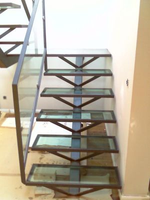 Fabrication et pose Escalier sur mesure double quart tournant, un pallier avec garde corps fer acier verre, à Aubagne