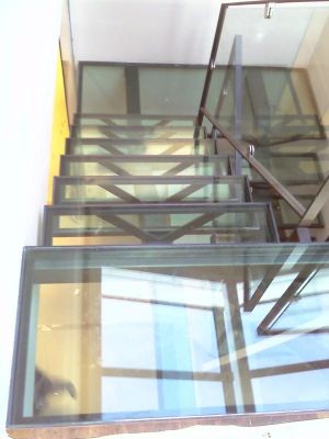 Fabrication et pose Escalier sur mesure double quart tournant, un pallier avec garde corps fer acier verre, à Aubagne