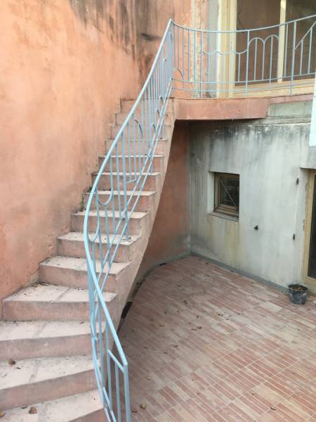 Fabrication sur mesure et pose d'une rampe d'escalier débillardée avec une finition peinte à l'anti-rouille en extérieur à Aix en Provence