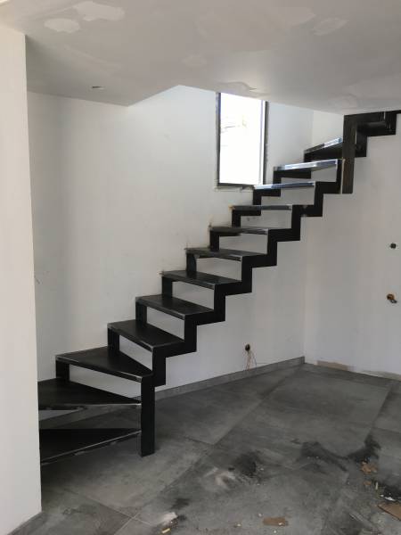 Fabrication sur mesure et pose d'un escalier limon design et épuré double quart tournant finition brut d'atelier à Aix en Provence